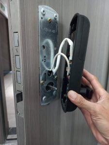 Cách sửa khóa cửa tay gạt khoa dien tu