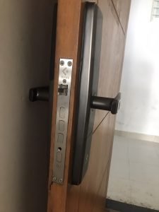 Cách sửa khóa cửa tay gạt cau tao khoa tay gat