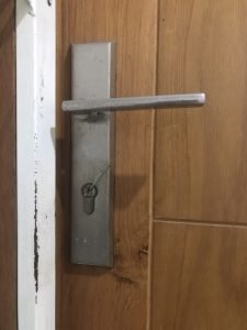 Cách sửa khóa cửa tay gạt mo khoa tay gat 2
